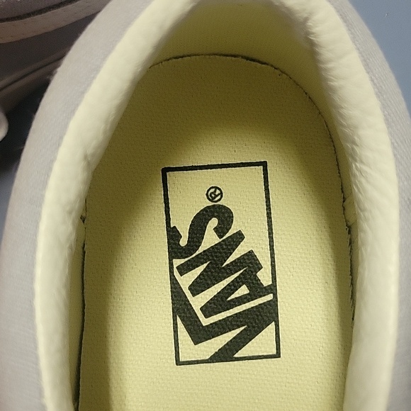 NWOT gray Unisex old skool Vans skater sneaker. These are gray with suede toe. - Picture 3 of 8